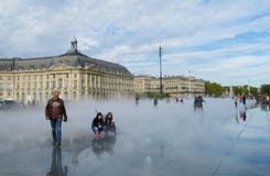 Vattenspegelfyrkant i Bordeaux, Frankrike Arkivbilder Vattenspegelfyrkant i Bordeaux, Frankrike Arkivbilder