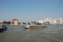 Vattentransport i staden av Bangkok i Thailand royaltyfria bilder Vattentransport i staden av Bangkok i Thailand royaltyfria bilder