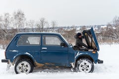 VAZ tous terrains russe bleu cassé de Lada Niva 4x4 de voiture 2121/21214 garés avec un capot ouvert photo stock VAZ tous terrains russe bleu cassé de Lada Niva 4x4 de voiture 2121/21214 garés avec un capot ouvert photo stock