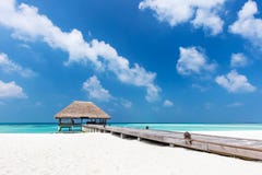 Vea en las islas de Maldives del aeroplano Embarcadero de madera con la casa de campo de la relajación del agua imagen de archivo libre de regalías Vea en las islas de Maldives del aeroplano Embarcadero de madera con la casa de campo de la relajación del agua imagen de archivo libre de regalías