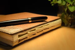 Vecchi diario e penna immagine stock Vecchi diario e penna immagine stock