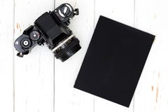 Vecchi macchina fotografica e libro fotografia stock libera da diritti Vecchi macchina fotografica e libro fotografia stock libera da diritti