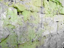 Vecchi mattoni in pittura verde con le crepe con i punti grigi fotografia stock Vecchi mattoni in pittura verde con le crepe con i punti grigi fotografia stock