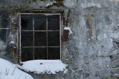 Vecchi muro di cemento e finestra con la grata del metallo fotografia stock libera da diritti Vecchi muro di cemento e finestra con la grata del metallo fotografia stock libera da diritti