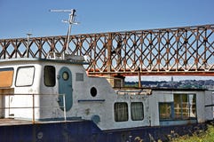 Vecchi peschereccio e ponte dietro immagine stock Vecchi peschereccio e ponte dietro immagine stock