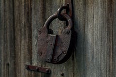 Vecchi sopravvissuti woodoen la porta e la serratura - Bharmour fotografia stock libera da diritti Vecchi sopravvissuti woodoen la porta e la serratura - Bharmour fotografia stock libera da diritti