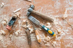 Vecchi strumenti tradizionali di carpenteria con i trucioli Un martello e un aereo di jointer fotografie stock libere da diritti Vecchi strumenti tradizionali di carpenteria con i trucioli Un martello e un aereo di jointer fotografie stock libere da diritti