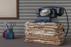 Vecchi telefono e articoli per ufficio neri fotografie stock Vecchi telefono e articoli per ufficio neri fotografie stock