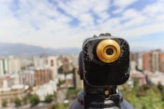 Vecchia annata che sembra telescopio monoculare per fare un giro turistico e la vista di Santiago, Cile immagine stock libera da diritti Vecchia annata che sembra telescopio monoculare per fare un giro turistico e la vista di Santiago, Cile immagine stock libera da diritti