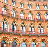 vecchia architettura della parete nelle finestre di Londra Inghilterra e in exteri del mattone Fotografia Stock vecchia architettura della parete nelle finestre di Londra Inghilterra e in exteri del mattone Fotografia Stock