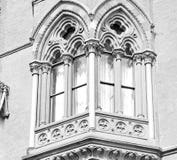 vecchia architettura nelle finestre di Londra Inghilterra e in wa di esterno del mattone immagine stock vecchia architettura nelle finestre di Londra Inghilterra e in wa di esterno del mattone immagine stock