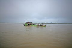 Vecchia barca sul fiume di Irrawaddy fotografia stock Vecchia barca sul fiume di Irrawaddy fotografia stock