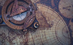 Vecchia bussola sulla mappa di mondo immagini stock libere da diritti Vecchia bussola sulla mappa di mondo immagini stock libere da diritti