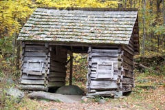 Vecchia cabina della registrazione in foresta immagini stock libere da diritti Vecchia cabina della registrazione in foresta immagini stock libere da diritti