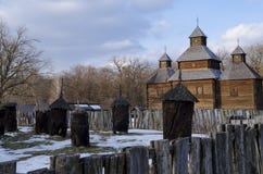 Vecchia casa tradizionale di legno con un tetto della paglia in aria aperta ucraina Pirogovo del museo nazionale Kyiv, Ucraina fotografie stock Vecchia casa tradizionale di legno con un tetto della paglia in aria aperta ucraina Pirogovo del museo nazionale Kyiv, Ucraina fotografie stock