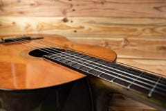 Vecchia chitarra classica su fondo di legno immagine stock Vecchia chitarra classica su fondo di legno immagine stock