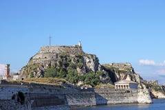 Vecchia fortezza con la torre di orologio ed il faro Corfù Fotografia Stock Libera da Diritti Vecchia fortezza con la torre di orologio ed il faro Corfù Fotografia Stock Libera da Diritti