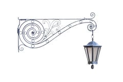 Vecchia lampada di via d'attaccatura decorativa d'annata isolata su fondo bianco immagine stock libera da diritti Vecchia lampada di via d'attaccatura decorativa d'annata isolata su fondo bianco immagine stock libera da diritti