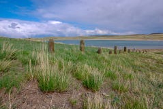 Vecchia linea di recinzione vicino al lago nel paese Montana del ranch immagini stock Vecchia linea di recinzione vicino al lago nel paese Montana del ranch immagini stock