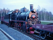 Vecchia locomotiva a vapore sovietica nera nel museo fotografie stock libere da diritti Vecchia locomotiva a vapore sovietica nera nel museo fotografie stock libere da diritti