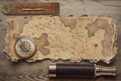 Vecchia mappa lacerata del tesoro con la bussola ed il cannocchiale Concetto di viaggio e di avventura illustrazione 3D immagine stock Vecchia mappa lacerata del tesoro con la bussola ed il cannocchiale Concetto di viaggio e di avventura illustrazione 3D immagine stock