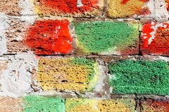 Vecchia parete di pietra bianca con pittura variopinta immagine stock libera da diritti Vecchia parete di pietra bianca con pittura variopinta immagine stock libera da diritti