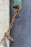 Vecchia porta incatenata chiusa con il lucchetto d'annata fotografie stock Vecchia porta incatenata chiusa con il lucchetto d'annata fotografie stock