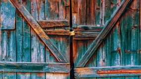 Vecchia porta variopinta arrugginita del garage immagini stock libere da diritti Vecchia porta variopinta arrugginita del garage immagini stock libere da diritti