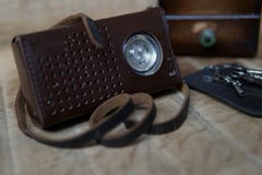 Vecchia radio d'annata su legno immagini stock Vecchia radio d'annata su legno immagini stock