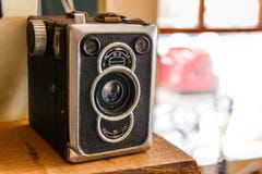 Vecchia retro macchina fotografica di scatola d'annata che resta sulla parte di sinistra immagini stock libere da diritti Vecchia retro macchina fotografica di scatola d'annata che resta sulla parte di sinistra immagini stock libere da diritti