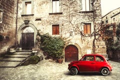 Vecchia scena italiana d'annata Piccola automobile rossa antica Fiat 500 Immagine Stock Vecchia scena italiana d'annata Piccola automobile rossa antica Fiat 500 Immagine Stock