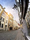 Vecchie case sulle vecchie vie della città tallinn L'Estonia fotografie stock Vecchie case sulle vecchie vie della città tallinn L'Estonia fotografie stock
