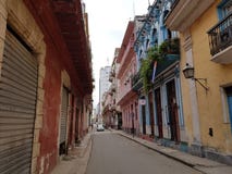 Vecchie case variopinte in città Avana Cuba fotografia stock libera da diritti Vecchie case variopinte in città Avana Cuba fotografia stock libera da diritti
