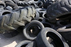Vecchie gomme del trattore in materiale di riporto da riciclare immagini stock libere da diritti Vecchie gomme del trattore in materiale di riporto da riciclare immagini stock libere da diritti