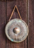 Vecchio gong che appende sulla parete di legno fotografie stock libere da diritti Vecchio gong che appende sulla parete di legno fotografie stock libere da diritti