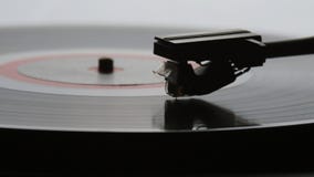 Vecchio grammofono d'annata che gioca l'annotazione di vinile di LP Vecchio grammofono d'annata che gioca l'annotazione di vinile di LP