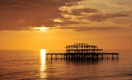 Vecchio pilastro ad ovest di Brighton, Regno Unito immagine stock Vecchio pilastro ad ovest di Brighton, Regno Unito immagine stock