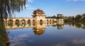 Vecchio ponte cinese Jianshui, il Yunnan, Cina immagine stock libera da diritti Vecchio ponte cinese Jianshui, il Yunnan, Cina immagine stock libera da diritti