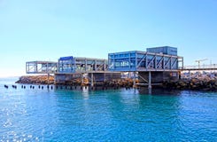 Vecchio porto di Limassol con i ristoranti ed il mar Mediterraneo moderni, immagini stock Vecchio porto di Limassol con i ristoranti ed il mar Mediterraneo moderni, immagini stock