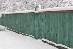 vecchio recinto verde del sentiero costiero innevato Giorno di inverno triste della campagna fotografie stock vecchio recinto verde del sentiero costiero innevato Giorno di inverno triste della campagna fotografie stock