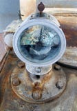 Vecchio rotto intorno al metro ha montato su un vecchio motore industriale abbandonato arrugginito con i bulloni fotografia stock libera da diritti Vecchio rotto intorno al metro ha montato su un vecchio motore industriale abbandonato arrugginito con i bulloni fotografia stock libera da diritti