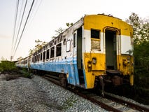 Vecchio spauracchio del parco pensionato del treno alla ferrovia inattiva immagini stock libere da diritti Vecchio spauracchio del parco pensionato del treno alla ferrovia inattiva immagini stock libere da diritti