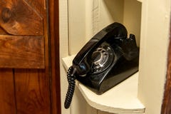 Vecchio telefono rotatorio nella vecchia posizione di tenuta, sedentesi nell'angolo nel corridoio fotografia stock libera da diritti Vecchio telefono rotatorio nella vecchia posizione di tenuta, sedentesi nell'angolo nel corridoio fotografia stock libera da diritti