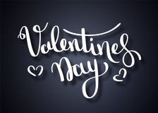 Vector illustratie Het met de hand geschreven borstel van letters voorzien van Gelukkige Valentijnskaartendag met harten op borda stock illustratie Vector illustratie Het met de hand geschreven borstel van letters voorzien van Gelukkige Valentijnskaartendag met harten op borda stock illustratie