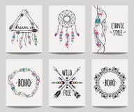 Vectorreeks abstracte etnische vliegers met pijlen, dreamcatcher, veerkaders Stock Afbeeldingen Vectorreeks abstracte etnische vliegers met pijlen, dreamcatcher, veerkaders Stock Afbeeldingen