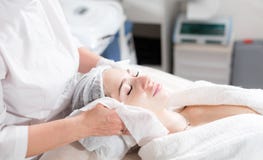 Veeg met steriel servetgezicht af Jonge mooie vrouw die behandelingen in schoonheidssalons ontvangen Het gezichts het reinigen sc stock foto Veeg met steriel servetgezicht af Jonge mooie vrouw die behandelingen in schoonheidssalons ontvangen Het gezichts het reinigen sc stock foto
