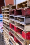Veelkleurige omhoog gestapelde pallets stock foto Veelkleurige omhoog gestapelde pallets stock foto
