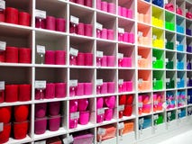 Veelkleurige opslagvoorzijde of supermarkt met kaarsen en koppen - verkoop, het winkelen, consumentisme en mensenconcept stock fotografie Veelkleurige opslagvoorzijde of supermarkt met kaarsen en koppen - verkoop, het winkelen, consumentisme en mensenconcept stock fotografie
