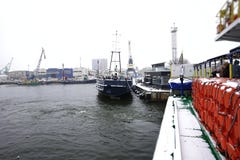 veerboot in Litouwen, voor mensen met een blauw dak, en slingers stock foto veerboot in Litouwen, voor mensen met een blauw dak, en slingers stock foto
