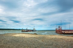 Veerboot op de rivier Chingisy, Novosibirsk oblast, Rusland Royalty-vrije Stock Afbeeldingen Veerboot op de rivier Chingisy, Novosibirsk oblast, Rusland Royalty-vrije Stock Afbeeldingen